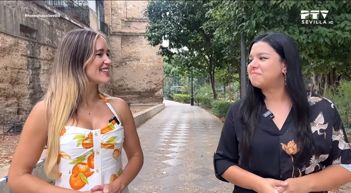 Alba Delgado y la presentadora de «Paseando x Sevilla» pasean y conversan por un jardín de Sevilla